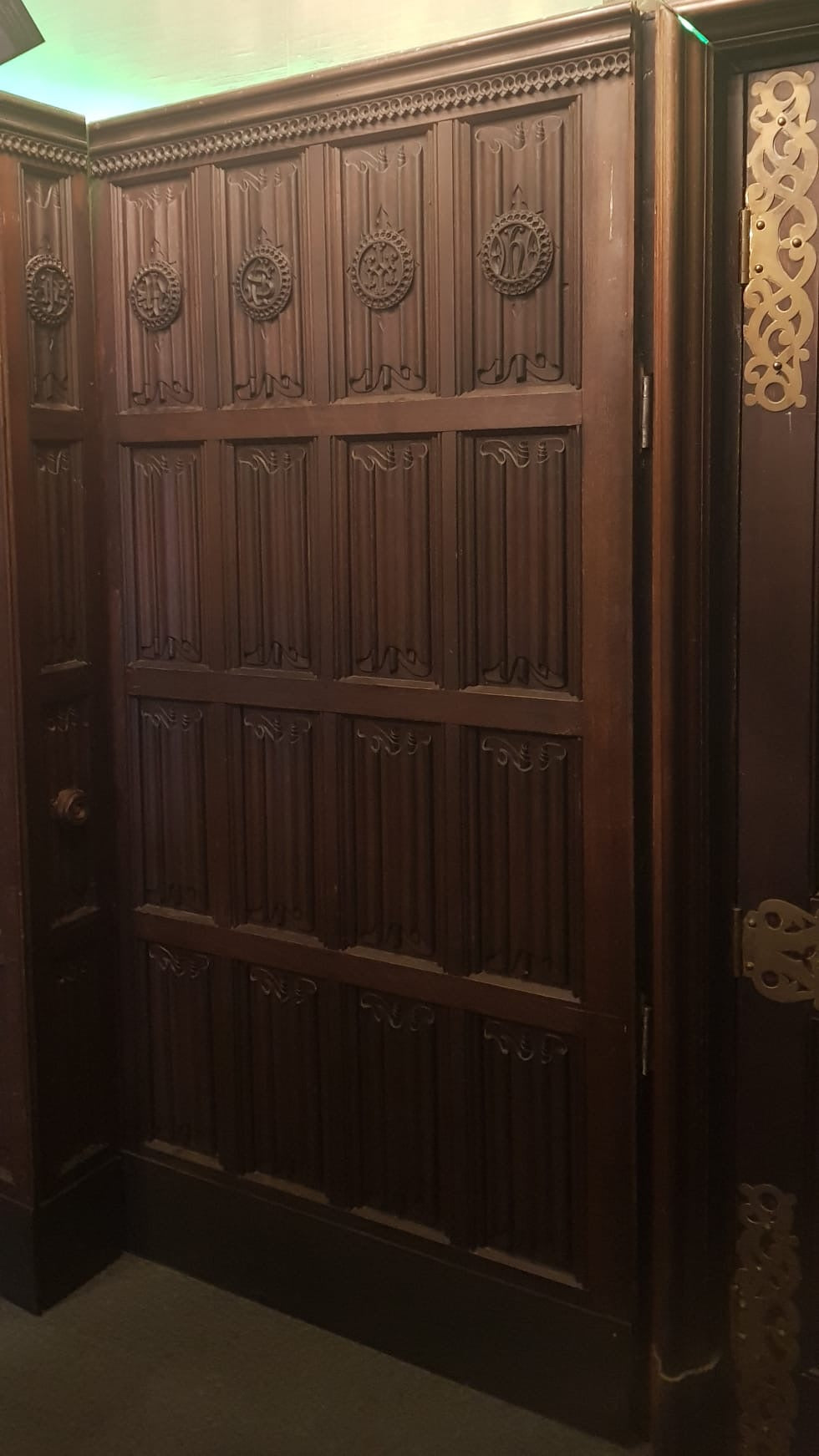Highly Carved Antique Gothic English Oak Linenfold Panelled Room from Hampsfield House (circa 1880–82)